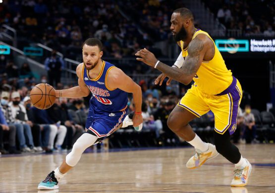 SAN FRANCISCO, CALIFORNIA - FEBRUARY 12: Stephen Curry #30 of the Golden State Warriors drives to the basket against LeBron James #6 of the Los Angeles Lakers in the second half at Chase Center on February 12, 2022 in San Francisco, California. NOTE TO USER: User expressly acknowledges and agrees that, by downloading and/or using this photograph, User is consenting to the terms and conditions of the Getty Images License Agreement. (Photo by Lachlan Cunningham/Getty Images)